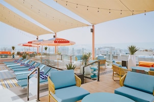 Se sirven cenas y happy hour