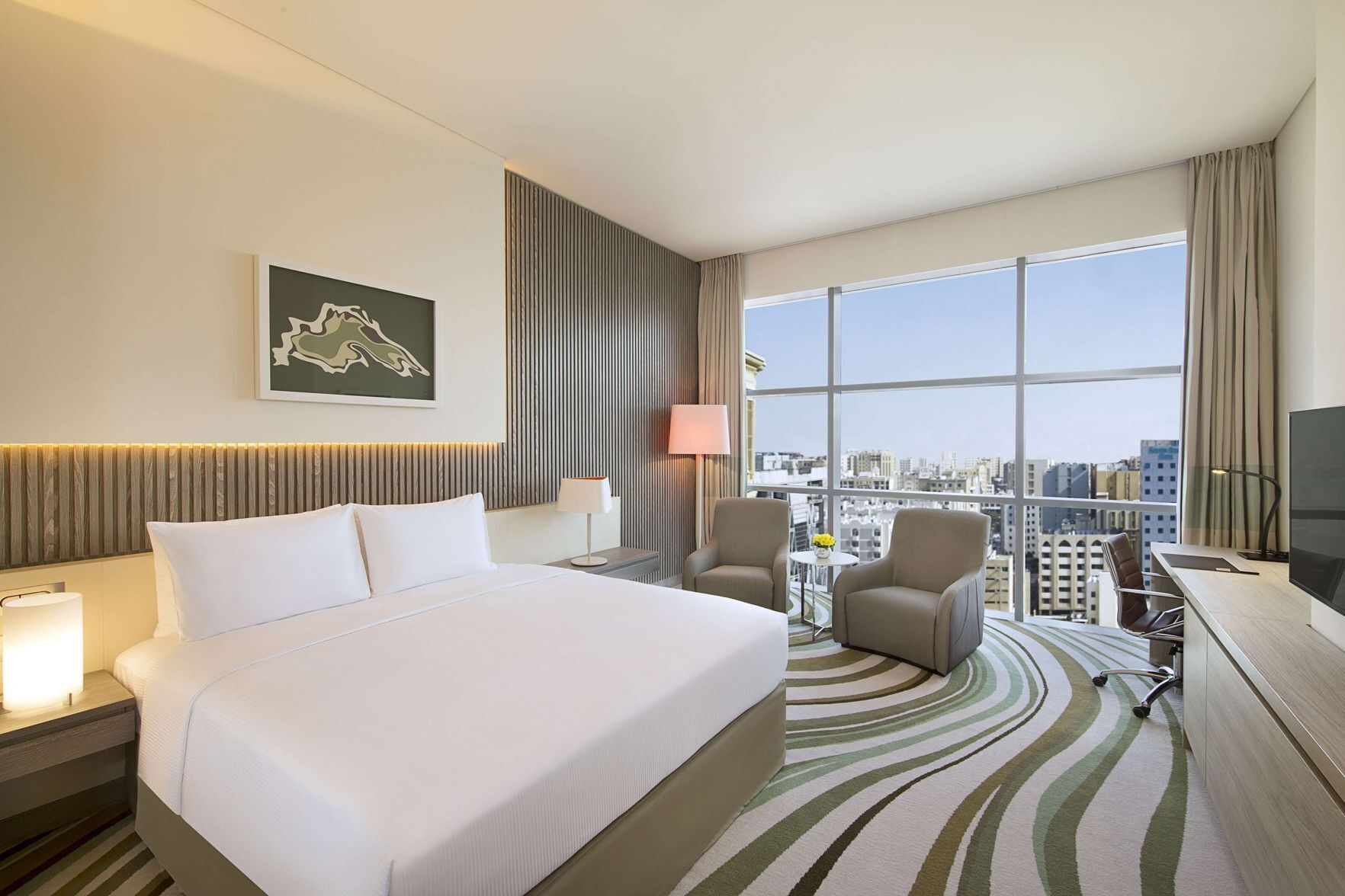 Peralatan tempat tidur premium, bar mini, peti besi dalam bilik, meja 