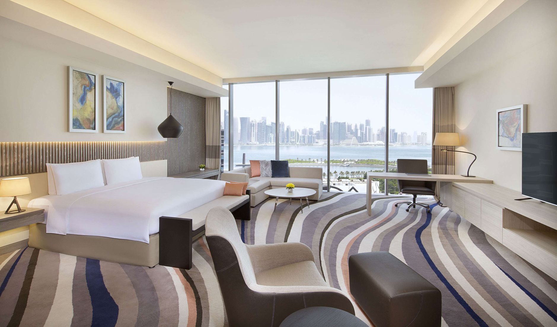 Peralatan tempat tidur premium, bar mini, peti besi dalam bilik, meja 
