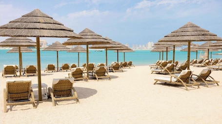 Playa privada en los alrededores, traslado desde/hacia la playa gratis