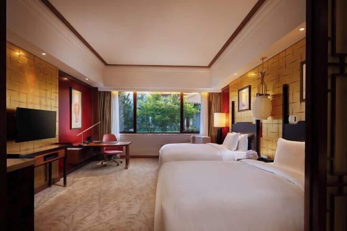 1 bedroom, premium bedding, down comforters, memory foam beds