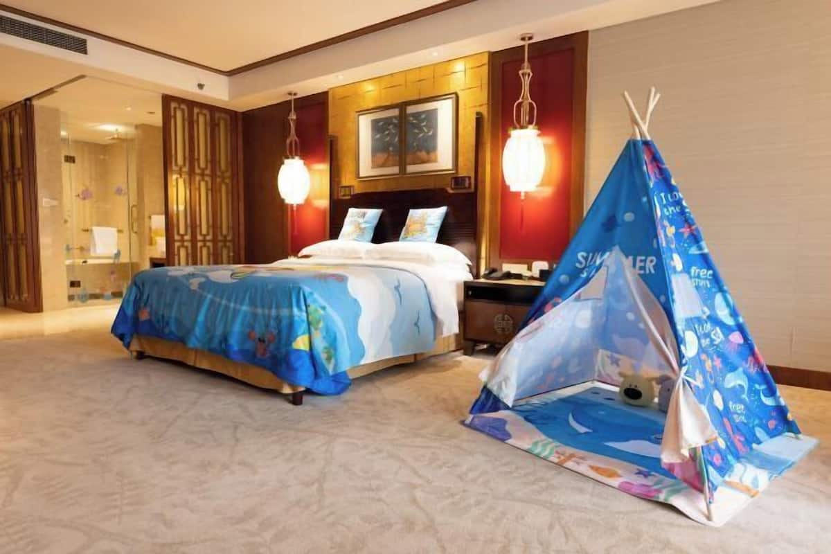 1 bedroom, premium bedding, down comforters, memory foam beds