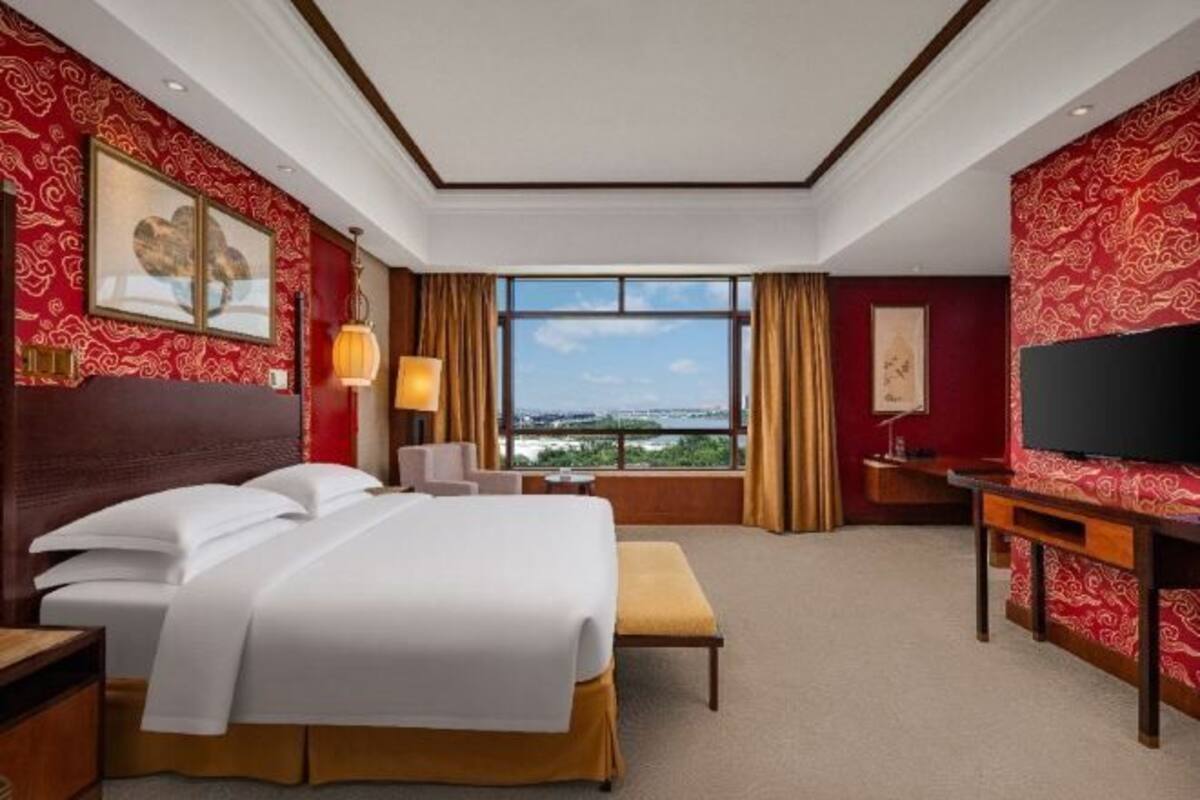 1 bedroom, premium bedding, down comforters, memory foam beds