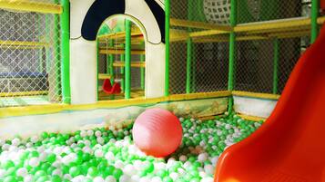 Área de juegos infantiles bajo techo