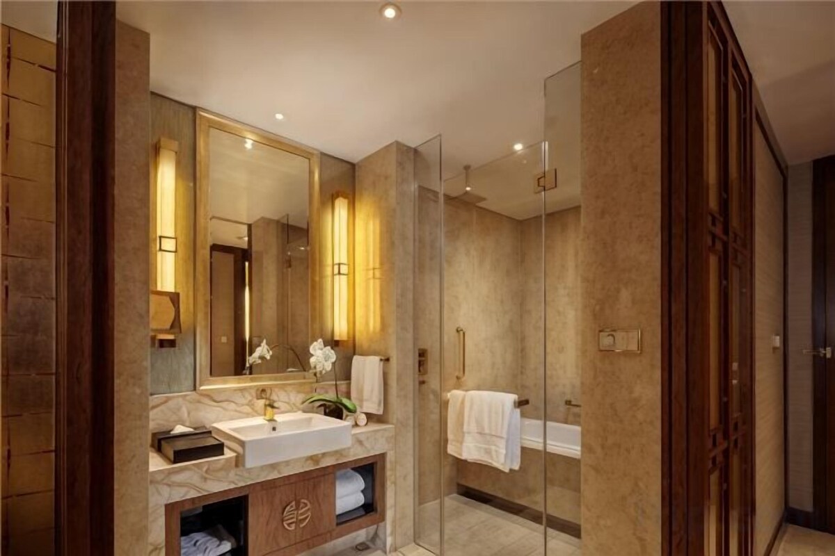 Badewanne und Dusche (separat), Regendusche, Designer-Toilettenartikel