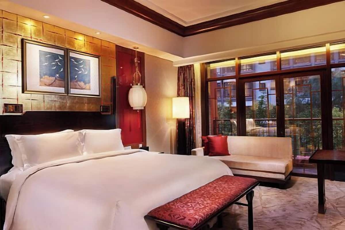 1 bedroom, premium bedding, down comforters, memory foam beds