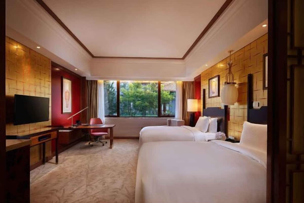 1 bedroom, premium bedding, down comforters, memory foam beds
