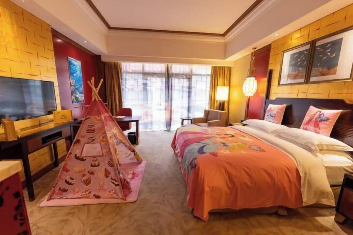 1 bedroom, premium bedding, down comforters, memory foam beds