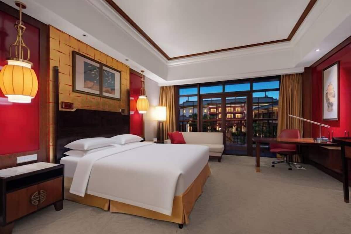 1 bedroom, premium bedding, down comforters, memory foam beds