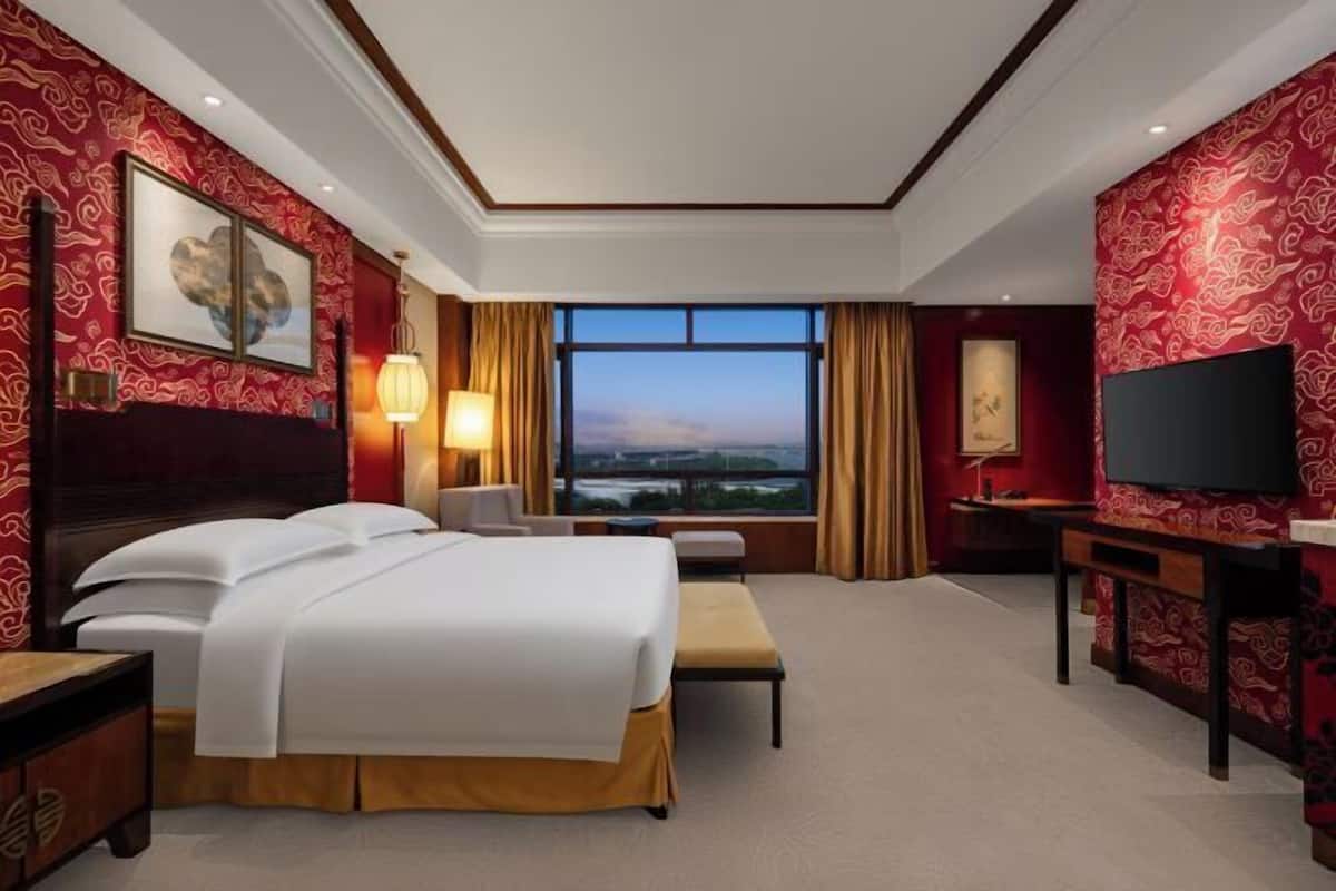 1 bedroom, premium bedding, down comforters, memory foam beds