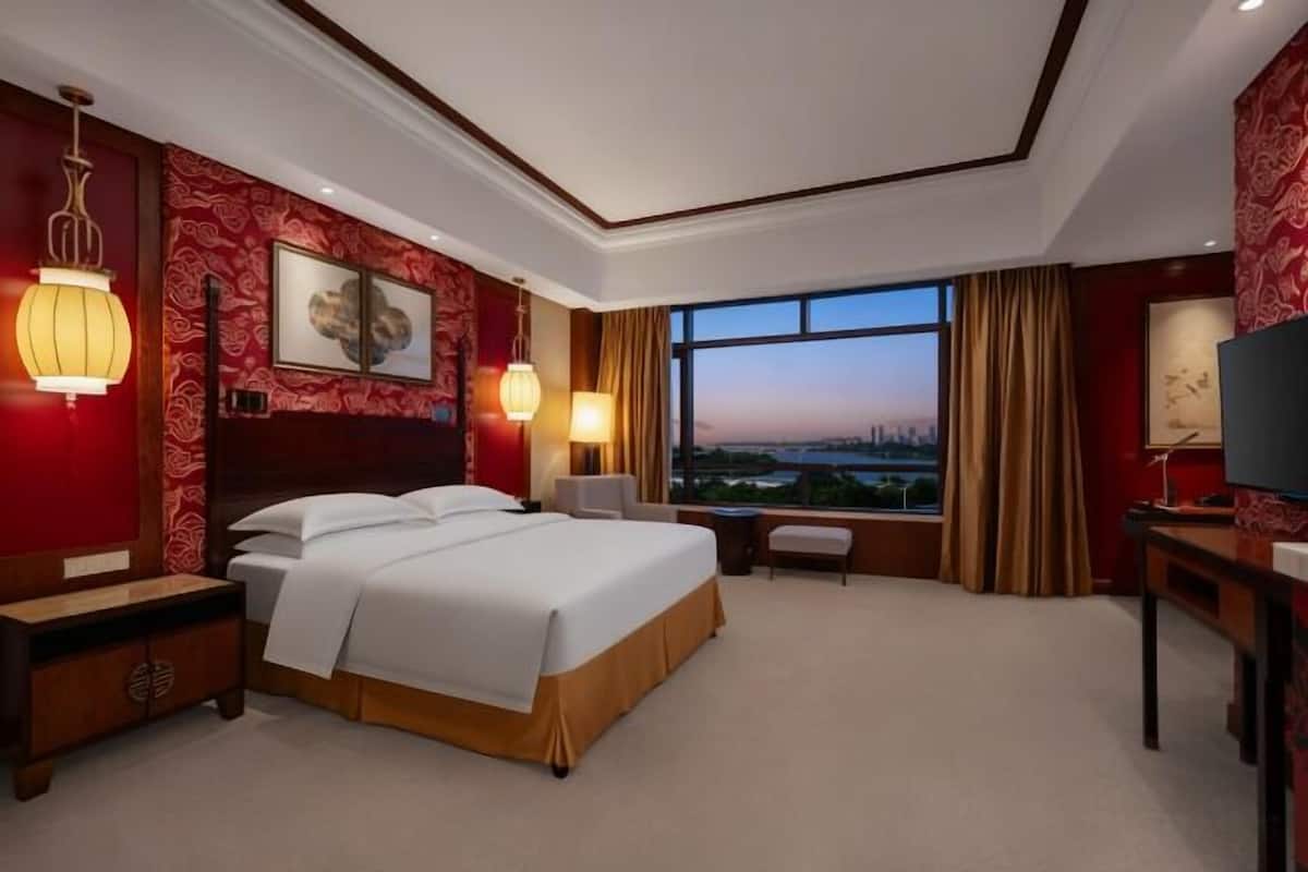 1 bedroom, premium bedding, down comforters, memory foam beds