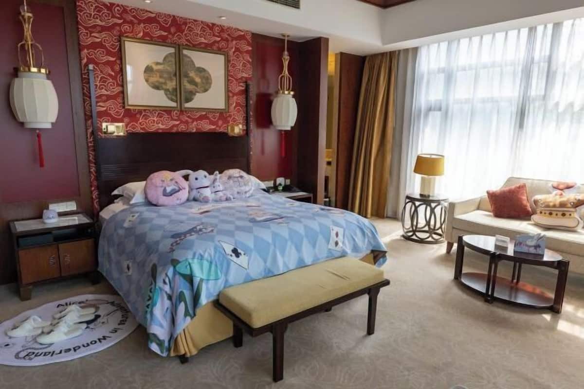 1 bedroom, premium bedding, down comforters, memory foam beds