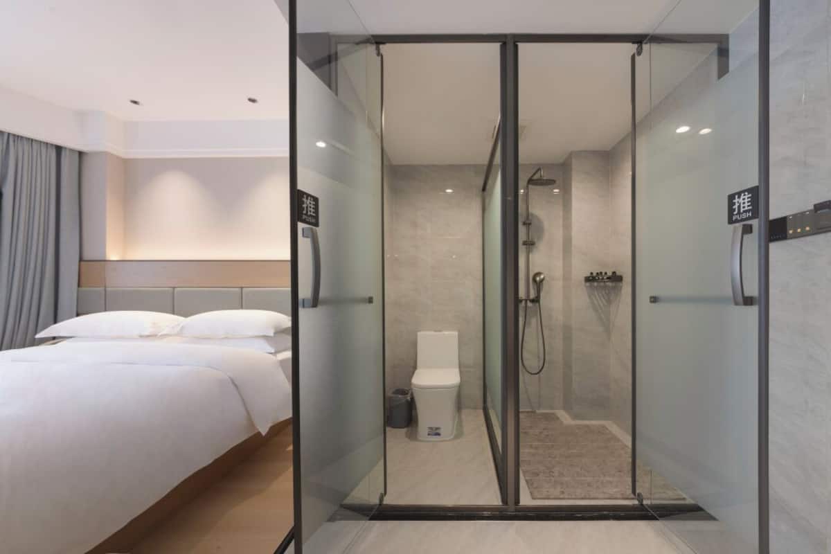 business single room | premium bedding, down duvets, desk, laptop workspace