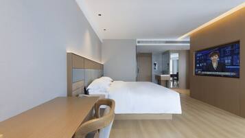 Elite Single Room | Premium bedding, down duvets, desk, laptop workspace