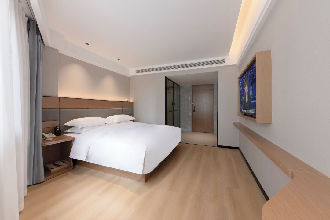 business single room | premium bedding, down duvets, desk, laptop workspace