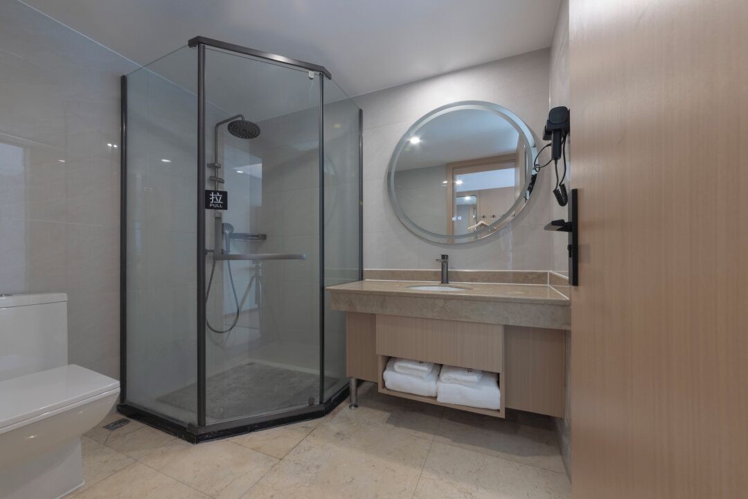 economy single room | premium bedding, down duvets, desk, laptop workspace