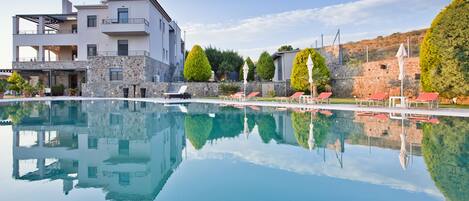 Seasonal outdoor pool, pool umbrellas, sun loungers