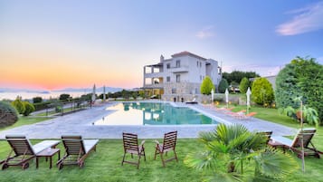 Sesongbasert utendørsbasseng, bassengparasoller og solsenger