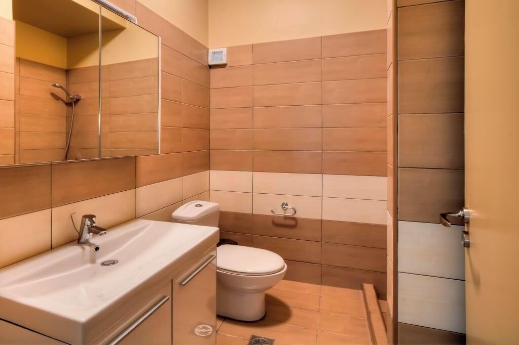 superior suite, sea view | bathroom | shower, free toiletries, hair dryer, slippers