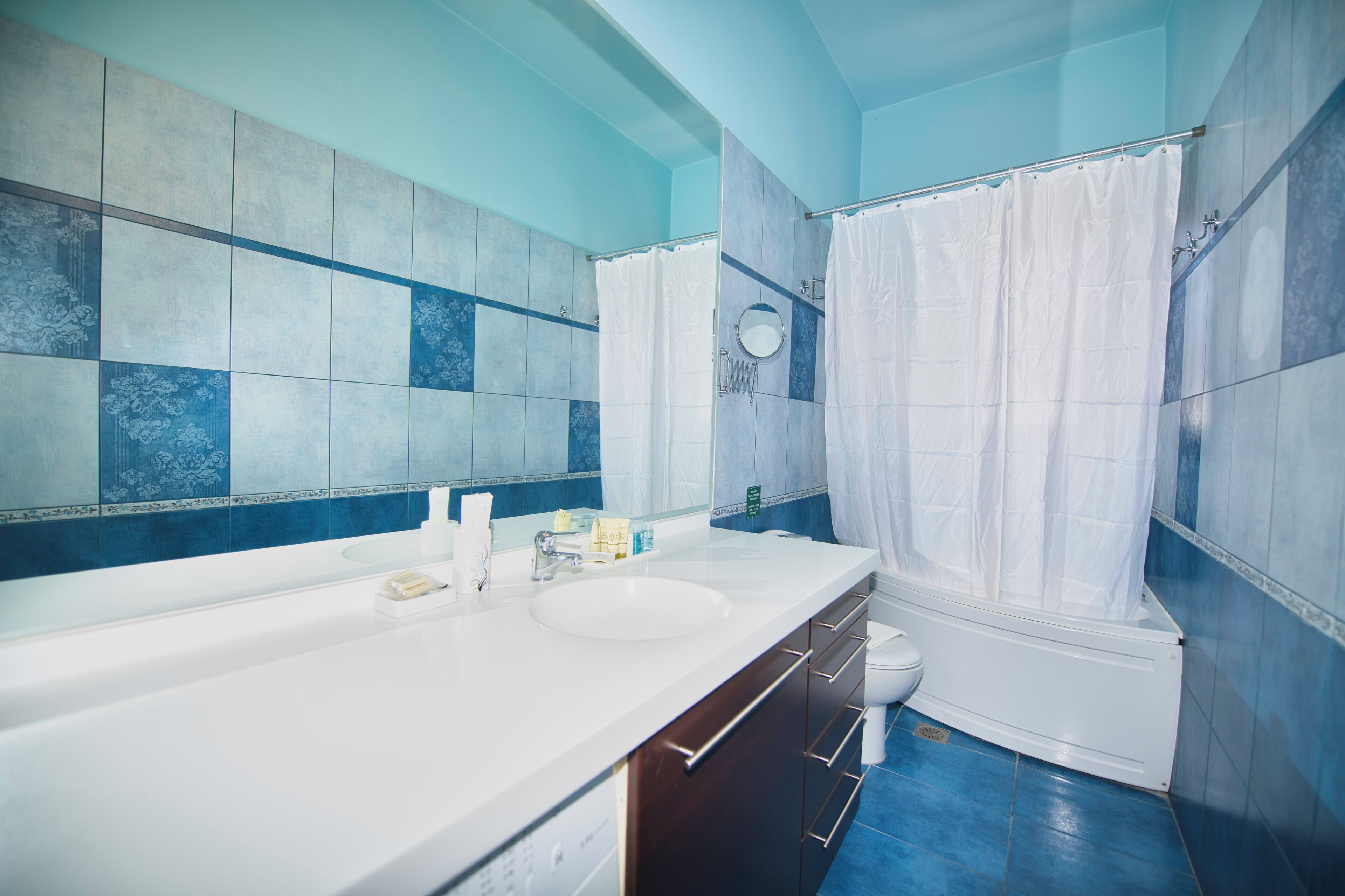 deluxe suite, jetted tub, sea view | bathroom | shower, free toiletries, hair dryer, slippers