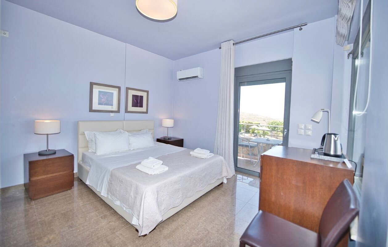 Premium bedding, in-room safe, desk, WiFi (free)