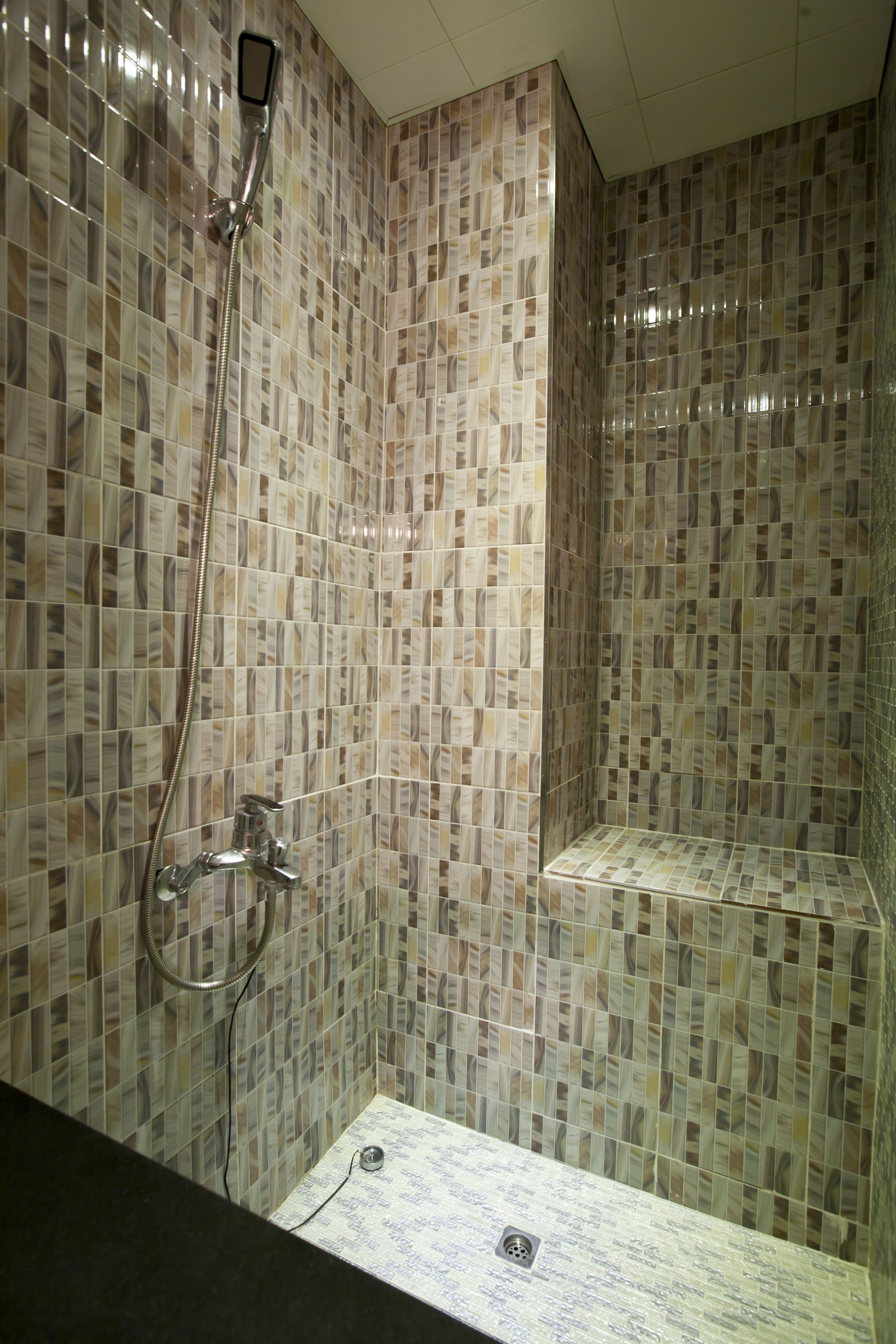 superior double room | bathroom | combined shower/bathtub, free toiletries, towels