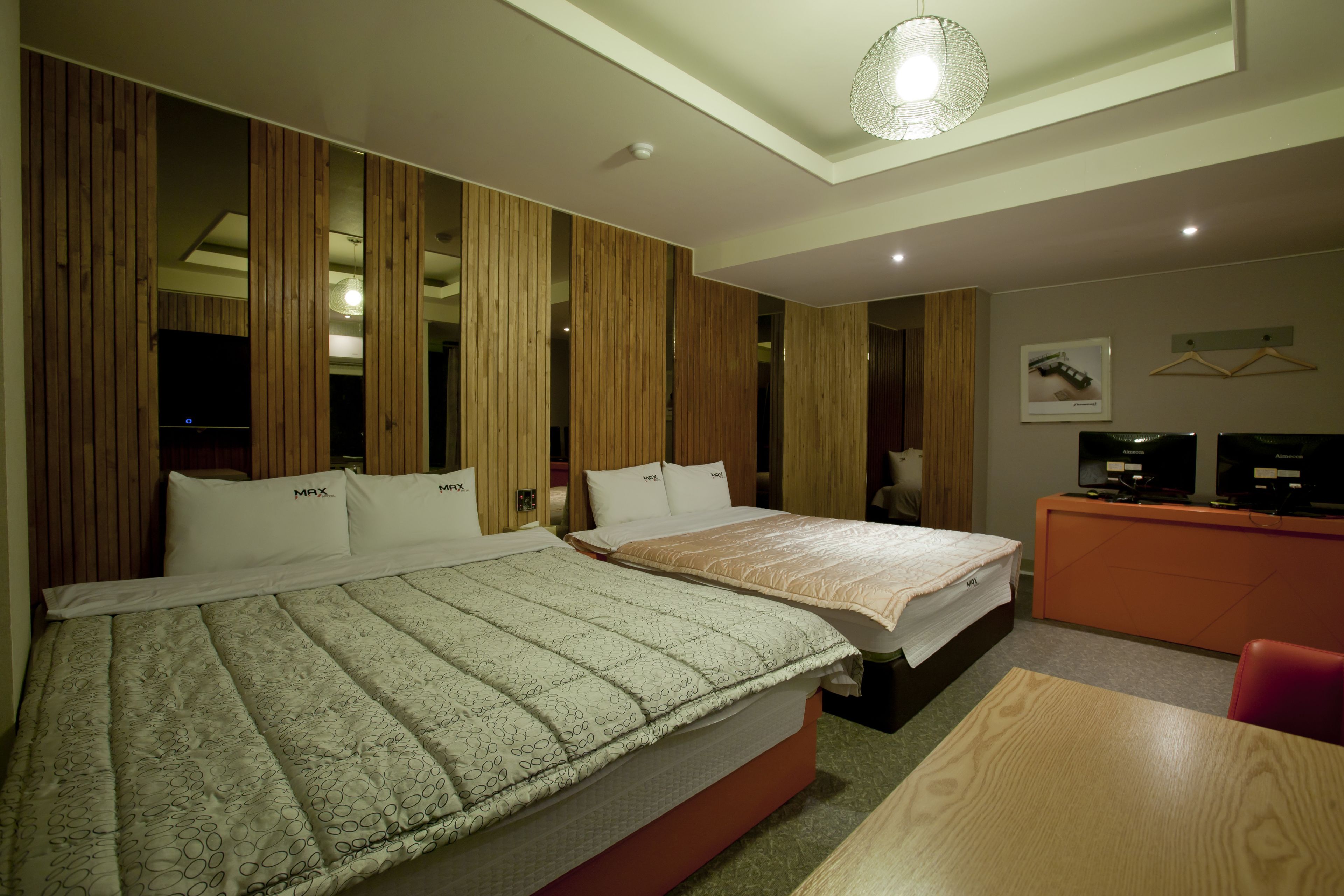 deluxe suite  | desk, free wifi