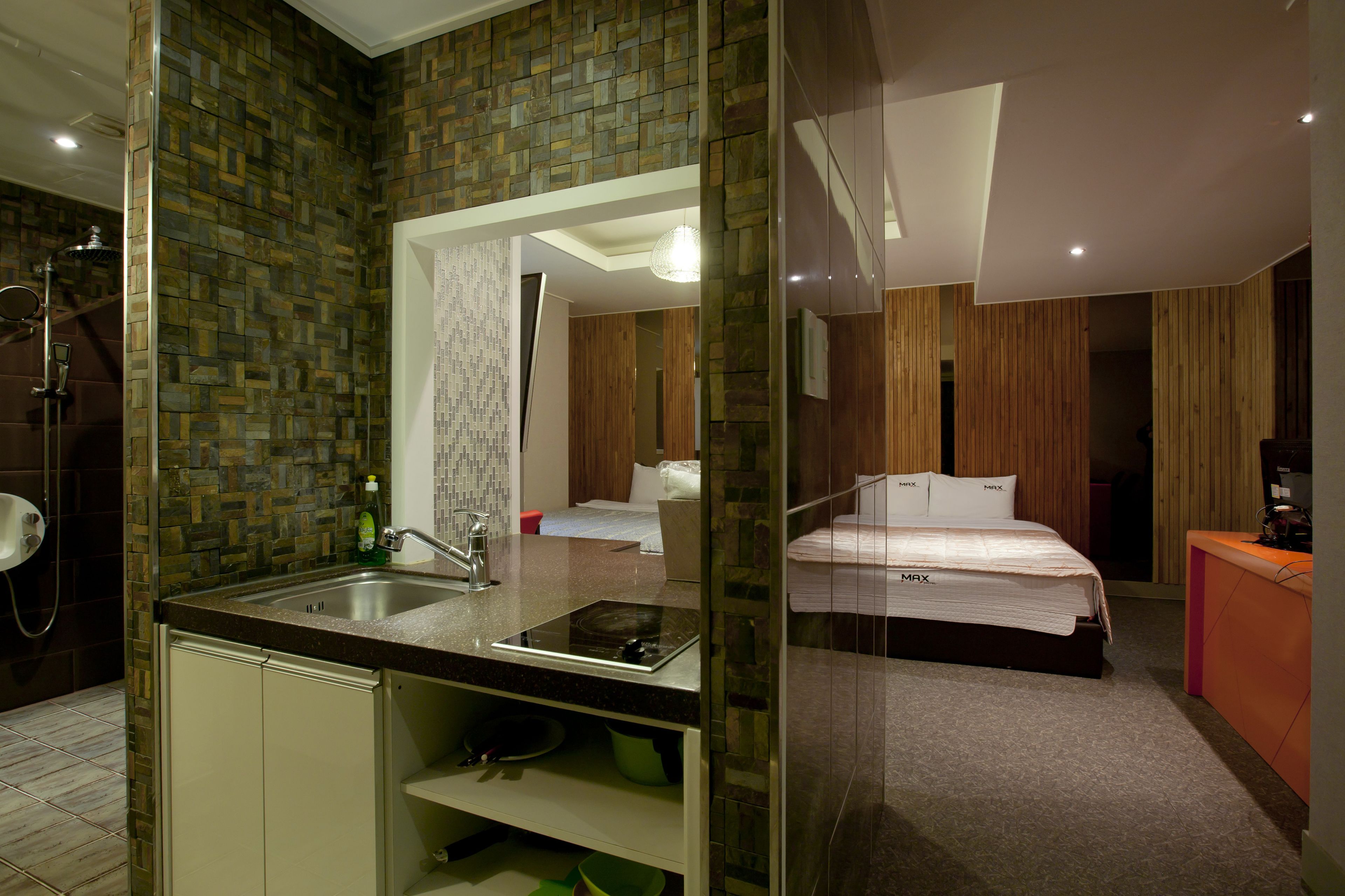 Deluxe Suite  | Private kitchenette | Fridge, microwave, coffee/tea maker, electric kettle