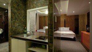 Une salle de bain moderne avec une douche à parois de verre, un lavabo intégré et un miroir.