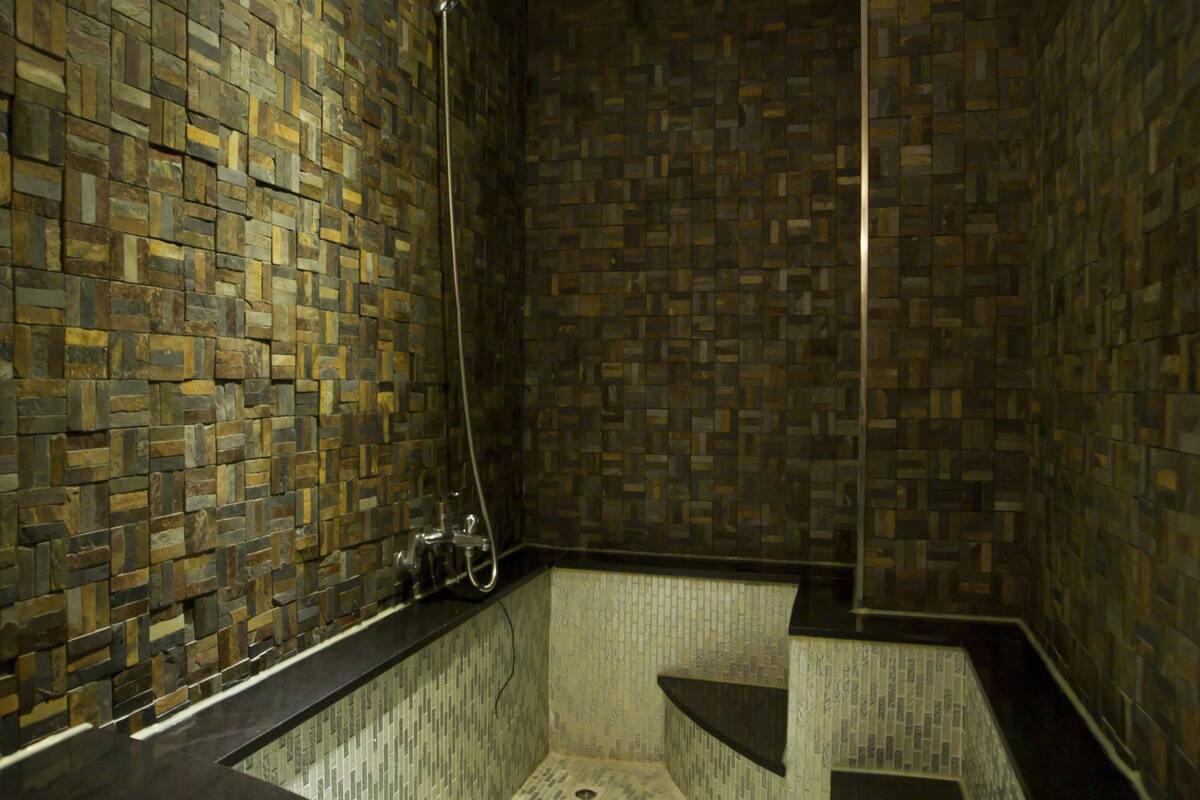 deluxe suite  | bathroom | combined shower/bathtub, free toiletries, towels
