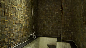 Deluxe Suite  | Bathroom | Combined shower/tub, free toiletries, towels