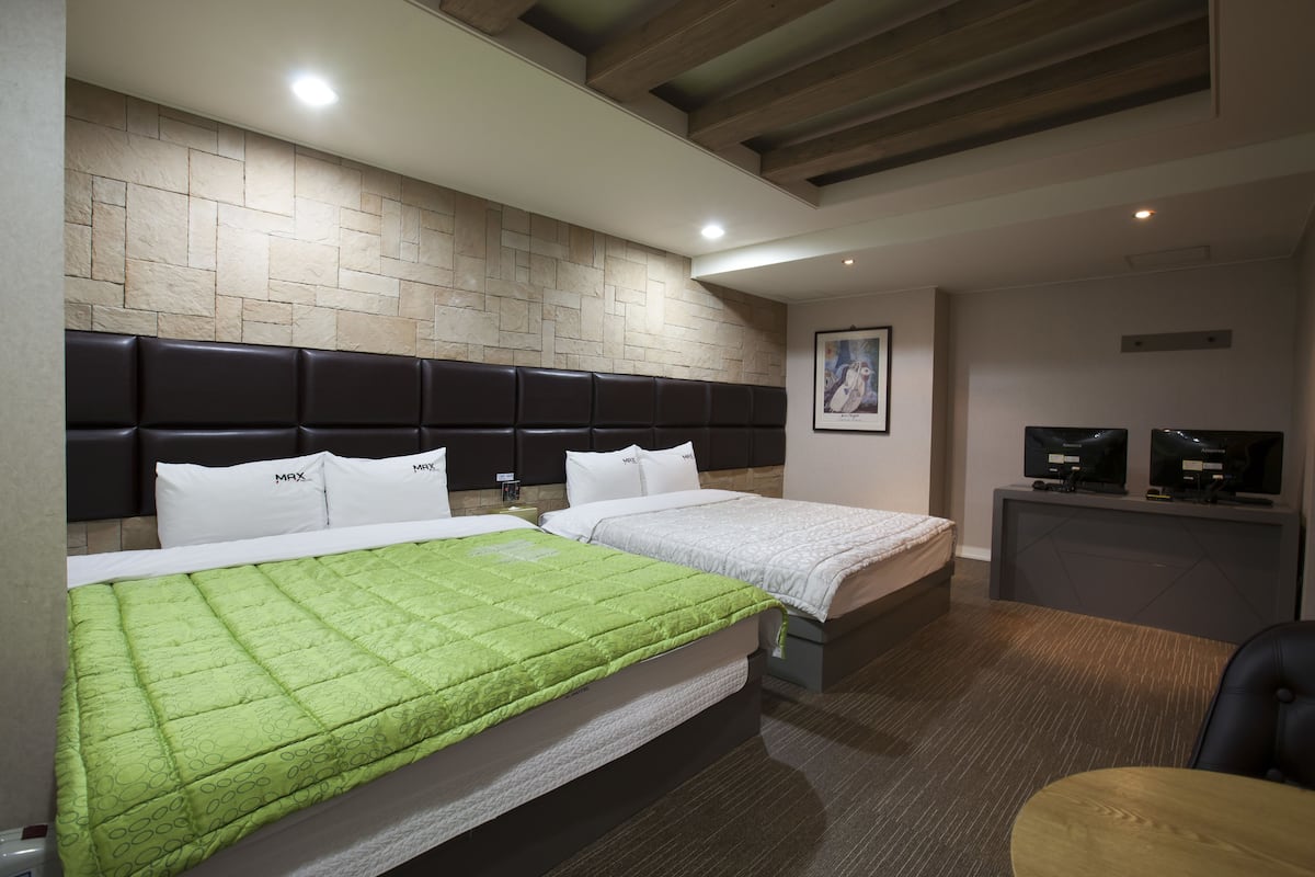 deluxe suite  | desk, free wifi