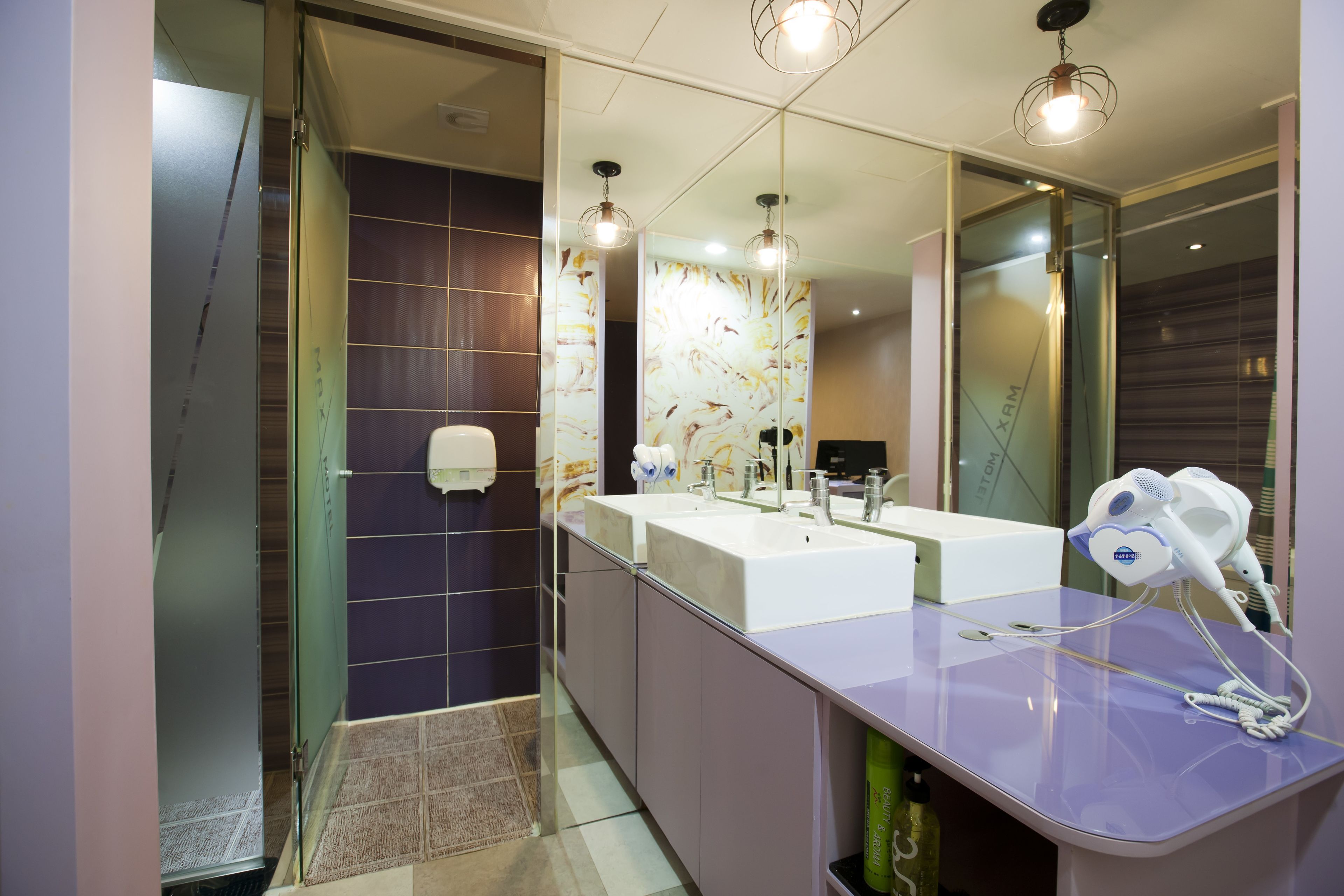 superior double room | bathroom | combined shower/bathtub, free toiletries, towels
