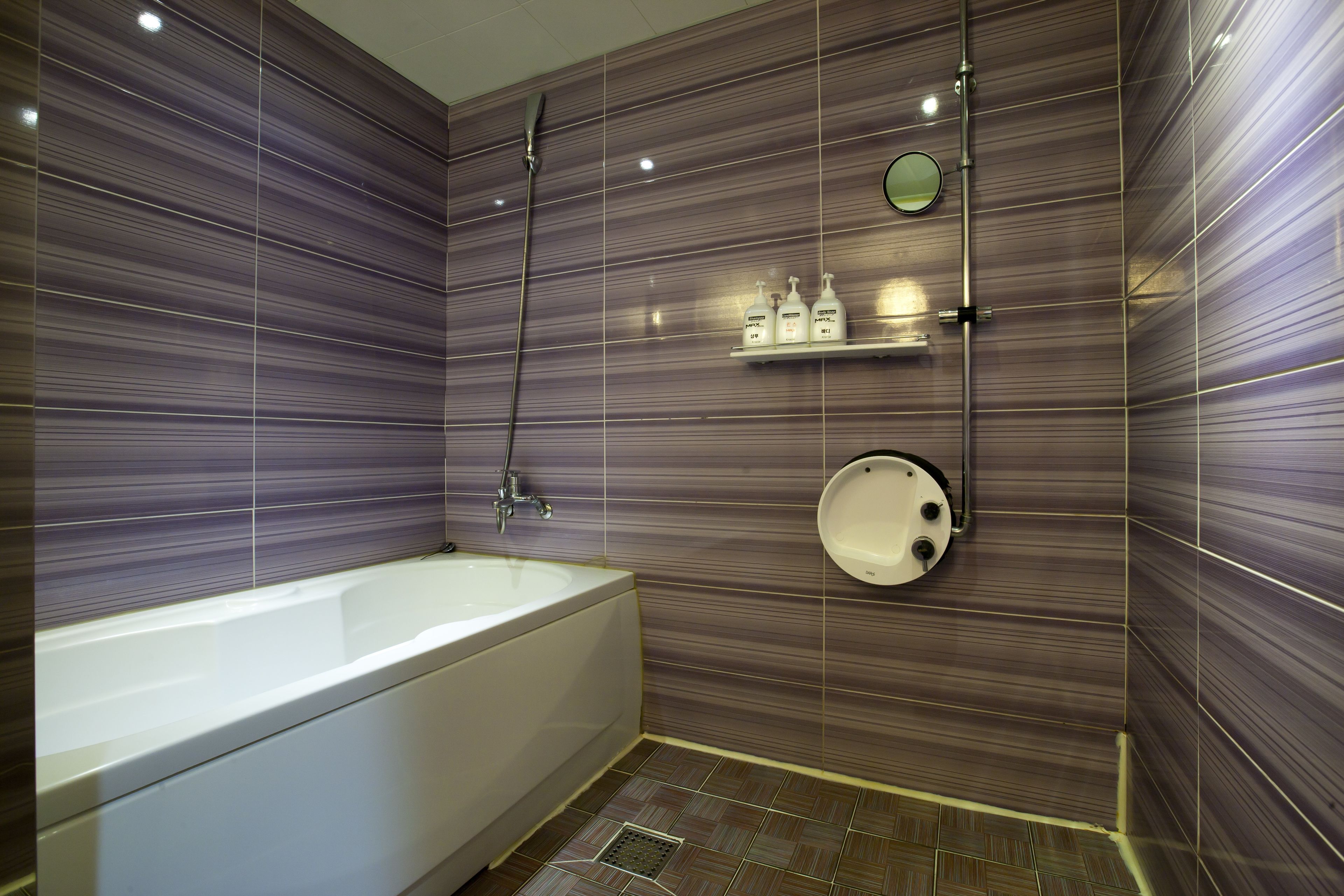 standard double room | bathroom | combined shower/bathtub, free toiletries, towels