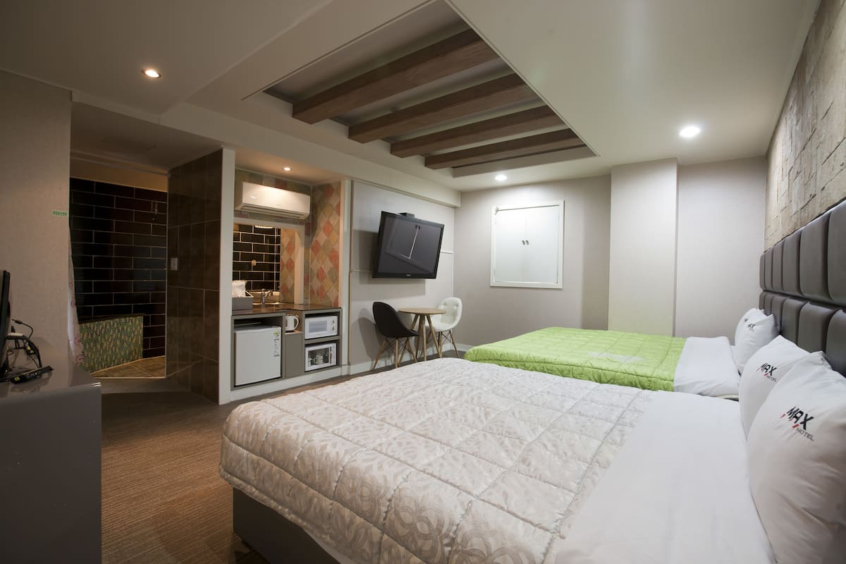 deluxe suite  | desk, free wifi