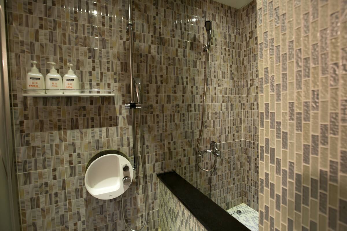 superior double room | bathroom | combined shower/bathtub, free toiletries, towels