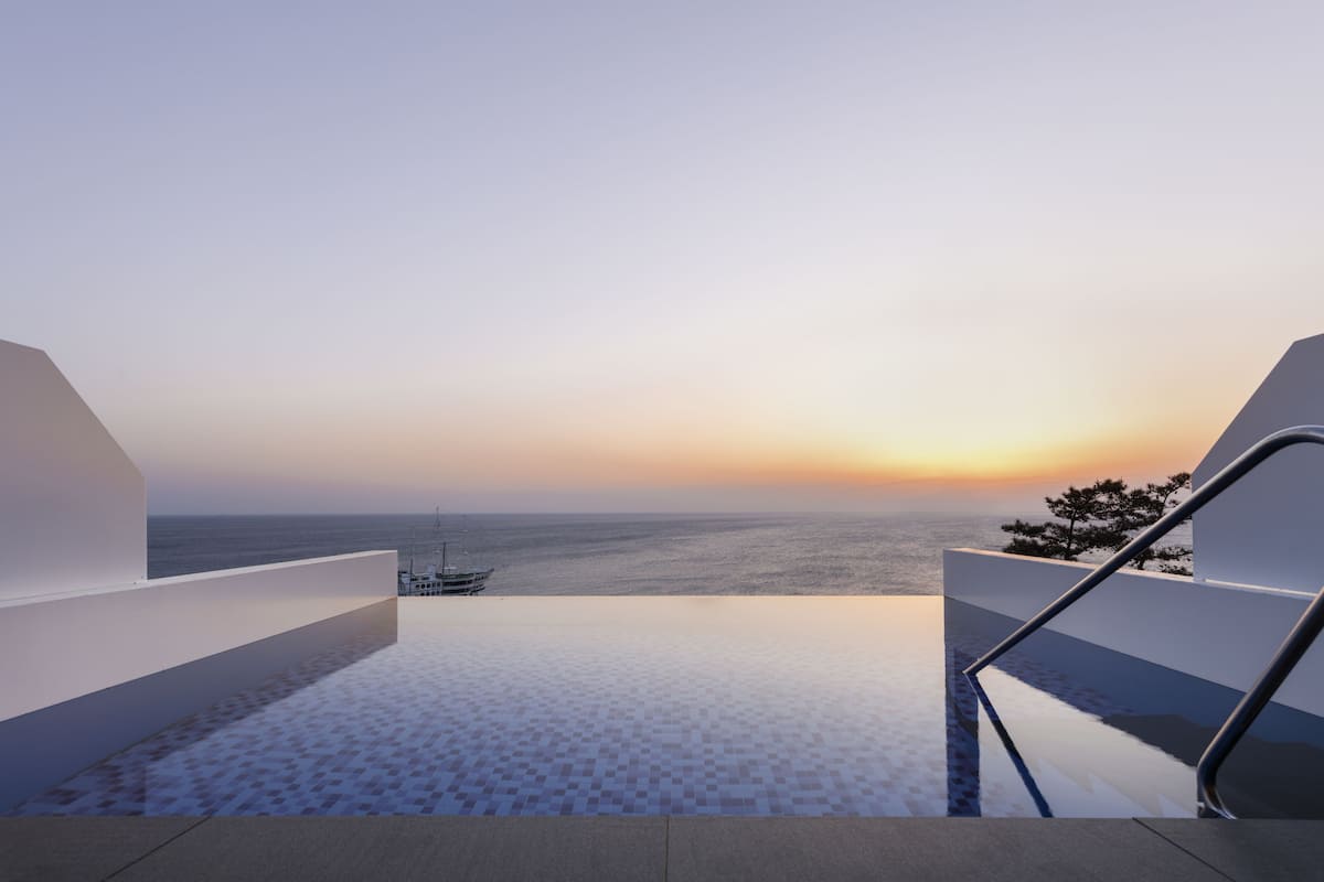 Camera con 2 letti singoli, terrazzo, vista oceano (Infinity Pool, No single traveler) | Wi-Fi gratuito, lenzuola