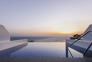 Quarto duplo, terraço, vista para o oceano (Infinity Pool, No single traveler) | Wi-Fi de cortesia, roupa de cama