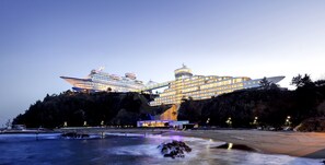 Private beach, beach cabanas, sun loungers, beach umbrellas - Sun Cruise Resort and Yacht (Gangneung)