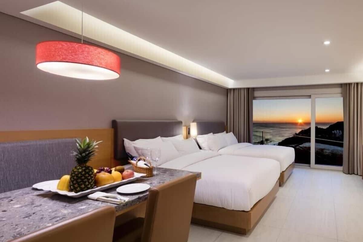 (suncruise) deluxe twin sunrise half ocean view (no single traveler allowed) | free wifi, bed sheets