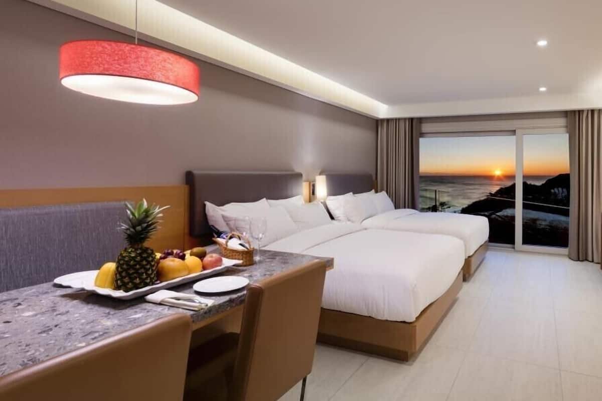 (Suncruise) Deluxe Twin Sunrise Half Ocean View (No single traveler allowed) | Wi-Fi gratuito, lenzuola
