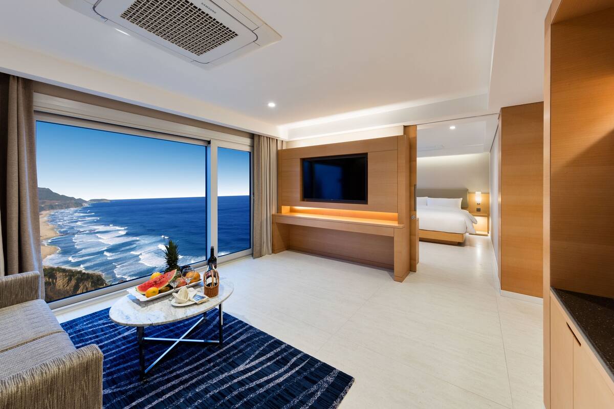 Junior suite, uitzicht op zee (Hotel, No single traveler allowed) | Woonruimte | Televisie