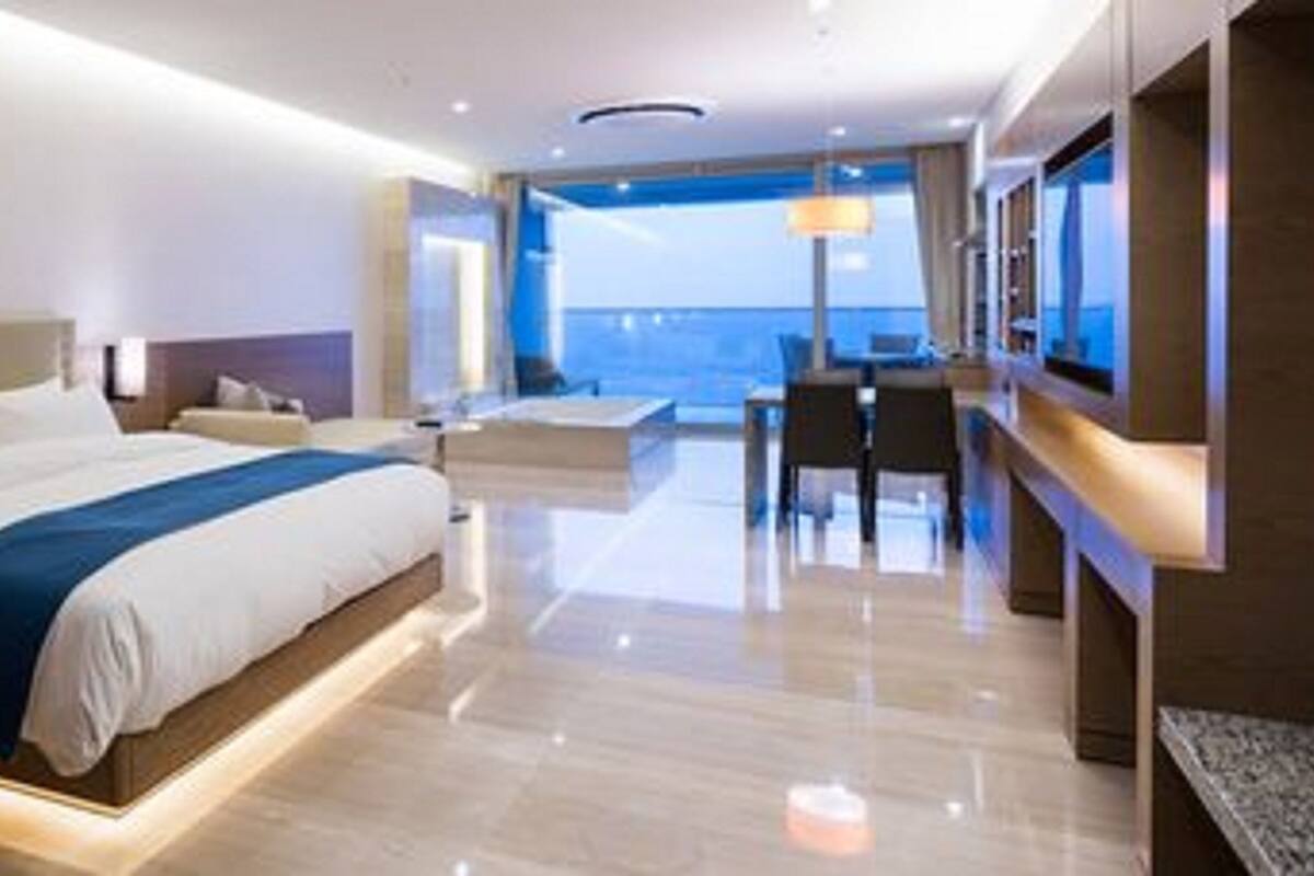 Tweepersoonskamer, terras, uitzicht op zee (No single traveler allowed) | Gratis wifi, beddengoed
