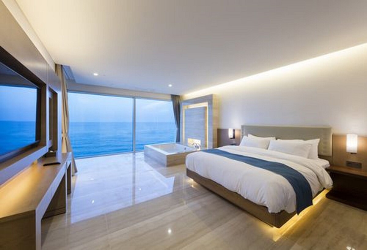 Sun Cruise Resort - hôtel de luxe en forme de navire de croisière perché au sommet d'une falaise à Jeongdongjin Corée du Sud