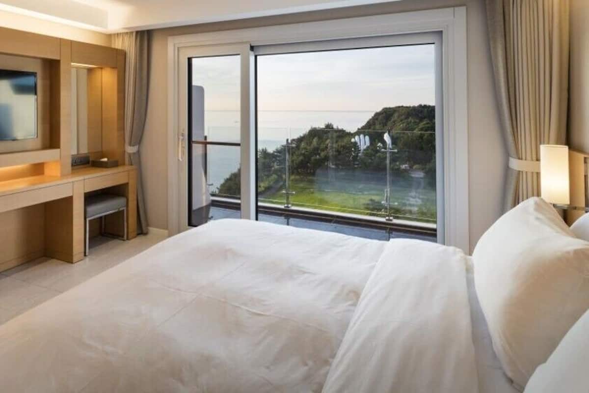 (Suncruise) Luxury Double Sunrise Half Ocean View (No single traveler allowed) | Wi-Fi gratuito, lenzuola