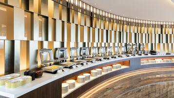 Daily cooked-to-order breakfast for a fee