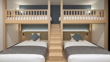 Una habitación con dos literas, cada una con cabecero de madera y un colchón. Una escalera en el centro conduce a un entrepiso.