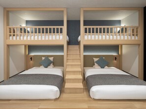 Habitació familiar, no fumadors, sense servei de neteja (with 2 Bunk Beds Ground Floor) | Planxa i posts de planxar, wifi gratuïta i roba de llit 