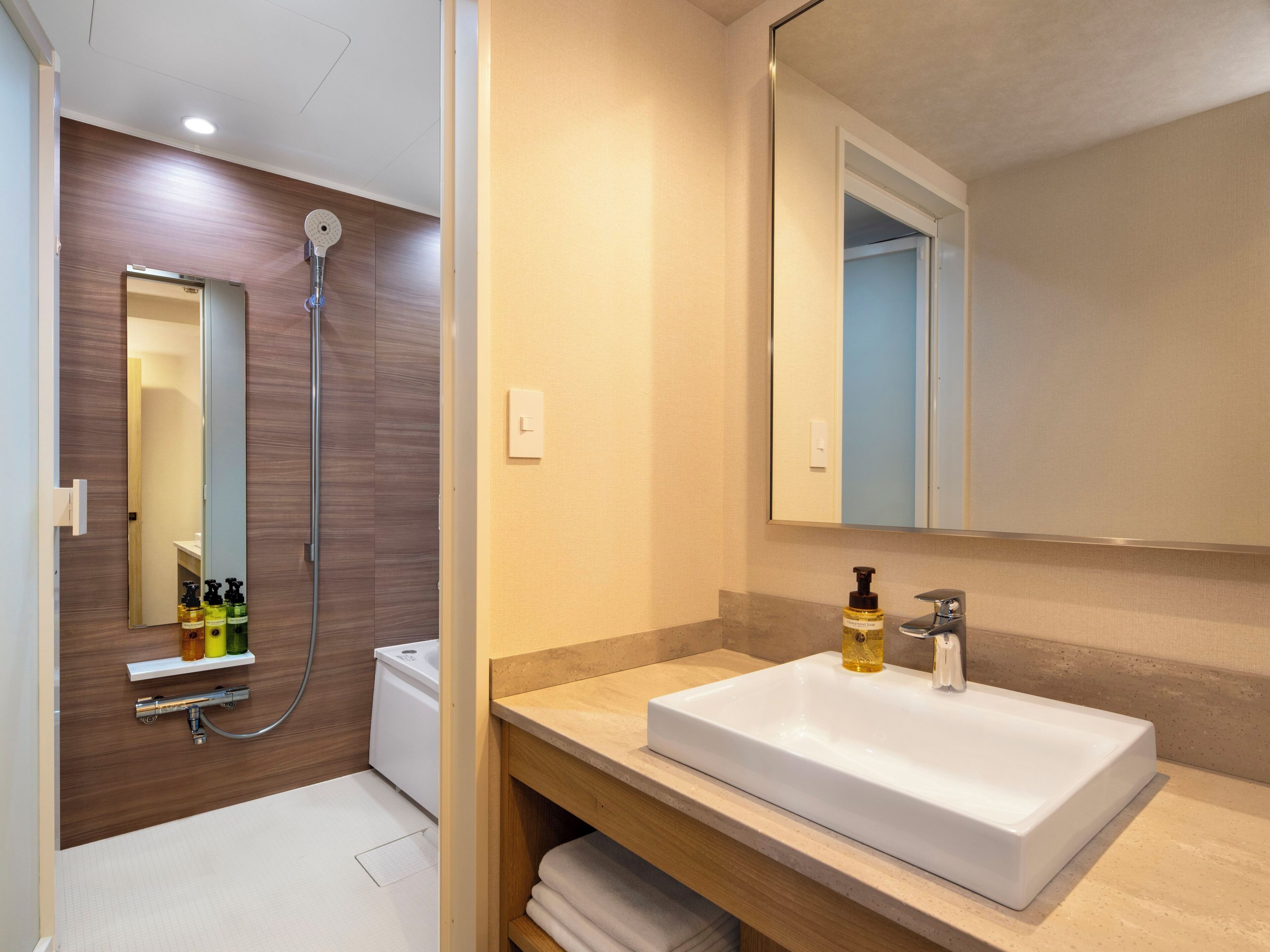 [Renewal]Deluxe Triple (Cleaning is Optional with Additional Cost), 6 Adults | ห้องน้ำ | ฝักบัวในอ่างอาบน้ำ, ของใช้ในห้องน้ำฟรี, ไดร์เป่าผม, รองเท้าสวมภายในห้อง