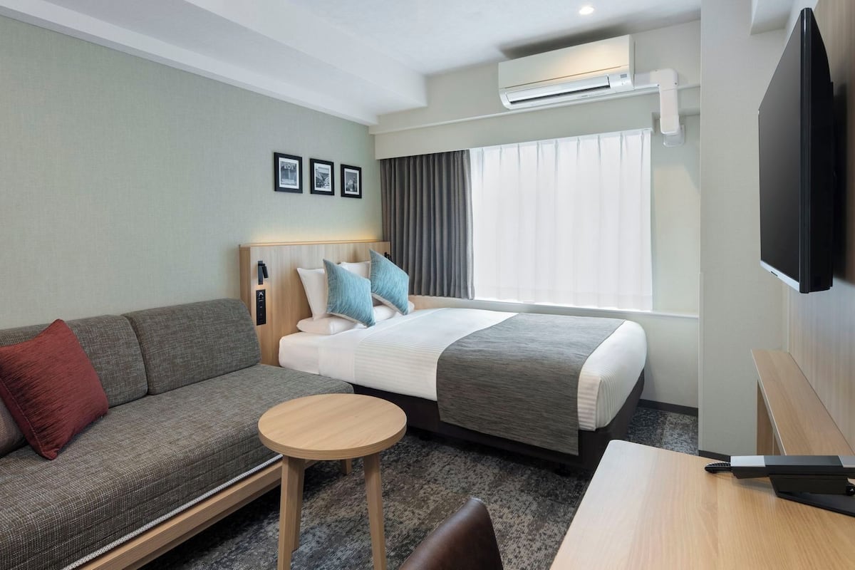 Iron/ironing board, free WiFi, bed sheets